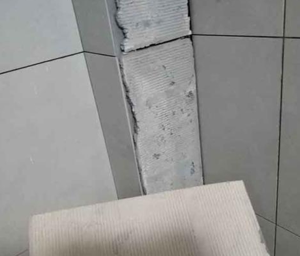 汇川瓷砖空鼓维修公司分享下厨房瓷砖脱落的补救措施。